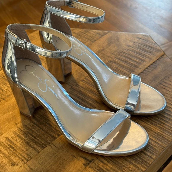 LAST CHANCE! NWT Jessica Simpson Silver Sandals, Size 8. - Picture 4 of 11